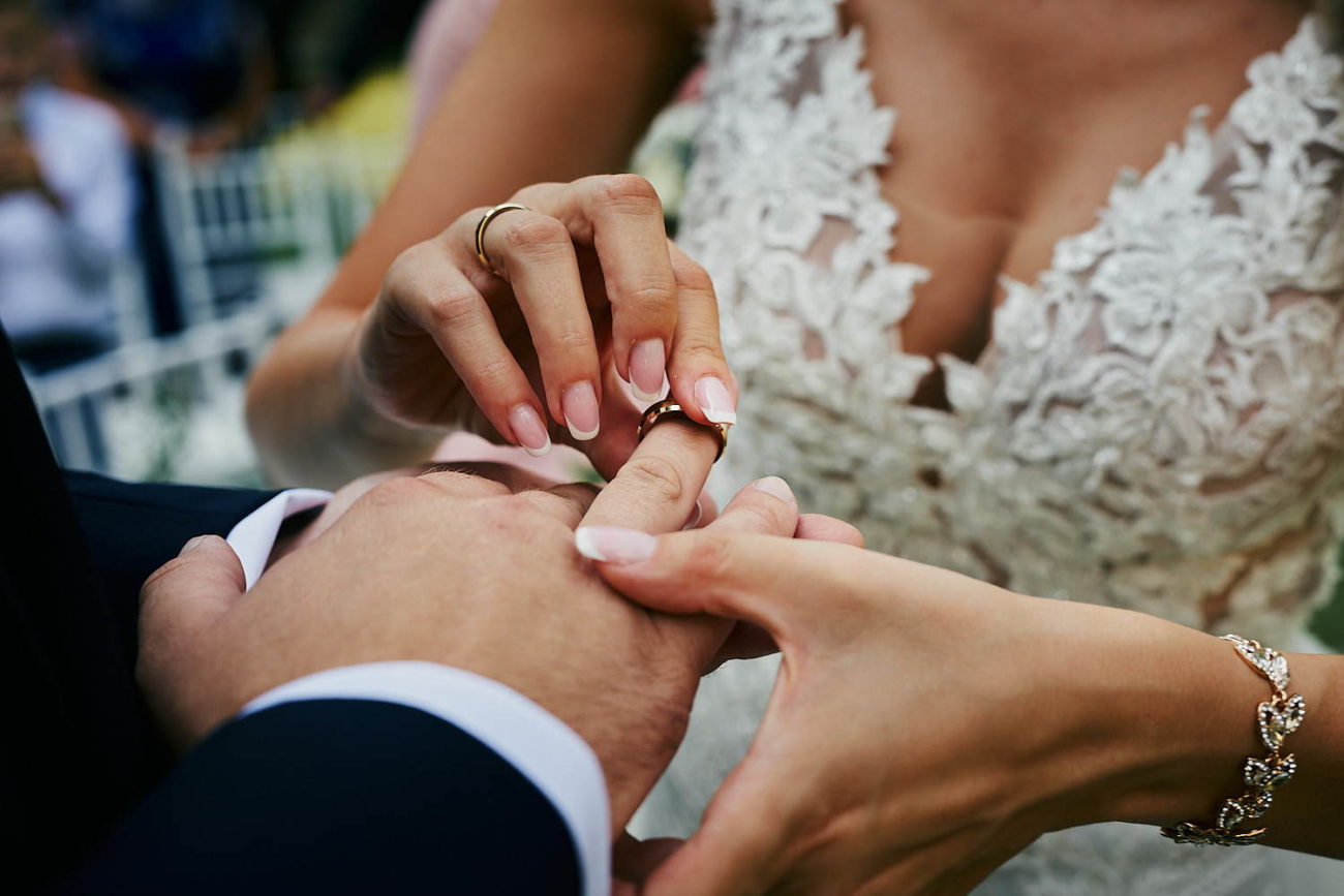 reportaż ślubny, zakładanie obrączki